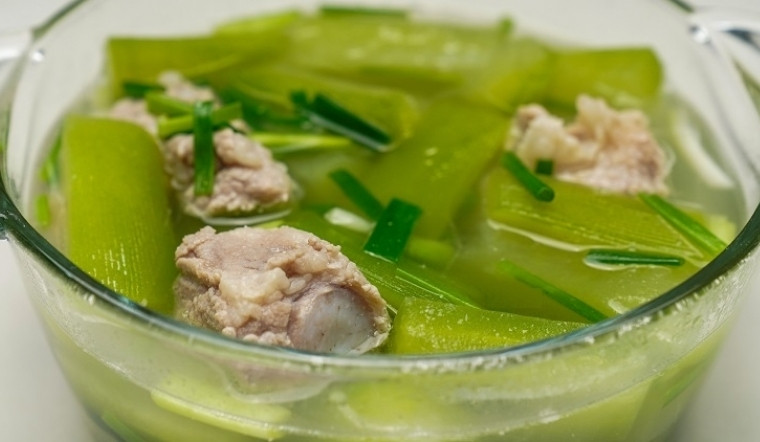 Cách nấu canh bí xanh xương heo thanh mát, trong veo, thơm ngọt