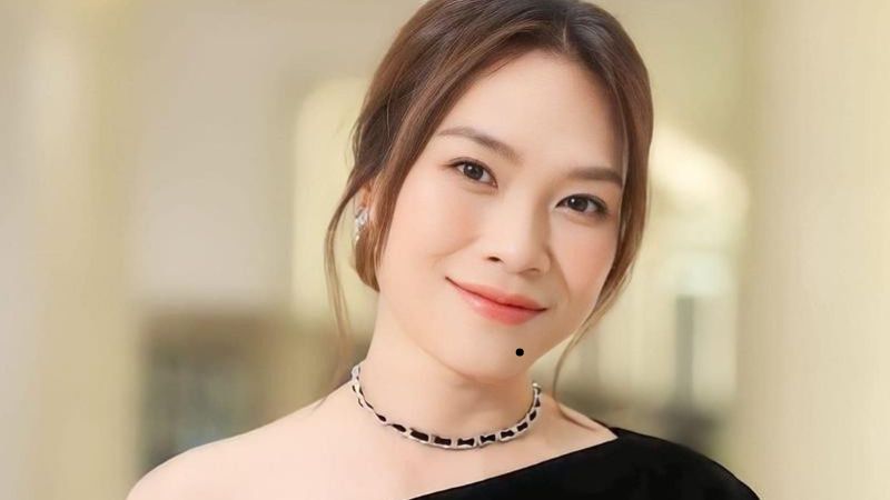 Nốt ruồi dưới môi bên phải