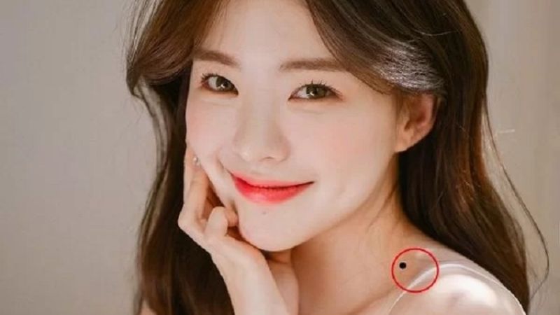 Nốt ruồi ở giữa cổ và vai Nốt ruồi ở giữa cổ và vai