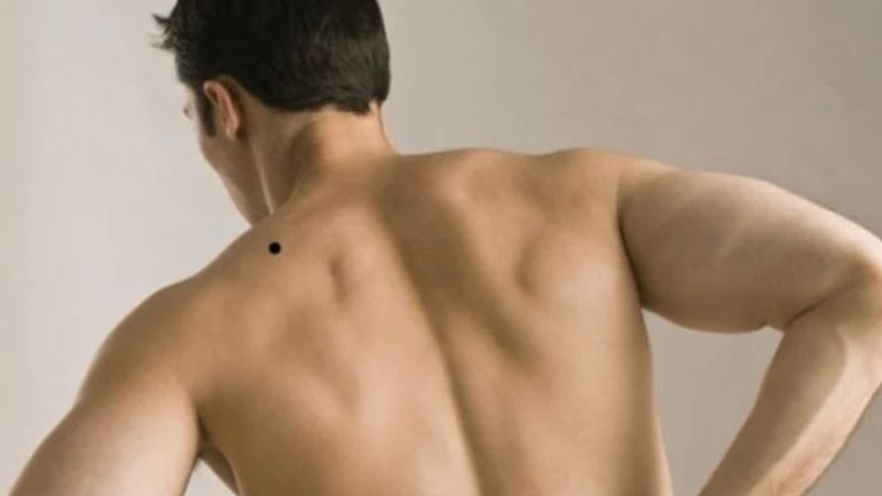 Nốt ruồi trên vai trái nam Nốt ruồi trên vai trái nam