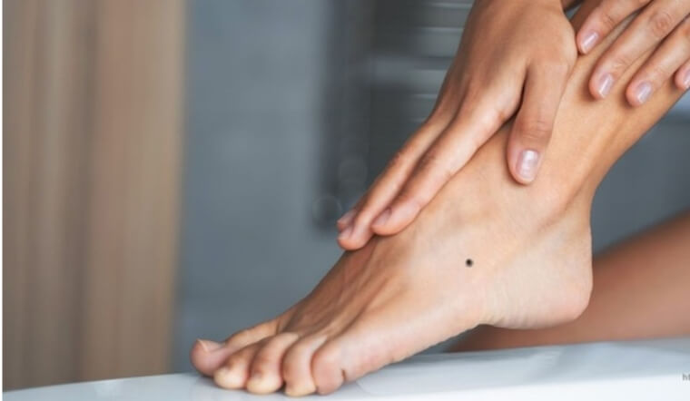 Giải mã nốt ruồi ở chân: Vận mệnh, tình duyên & Sự nghiệp