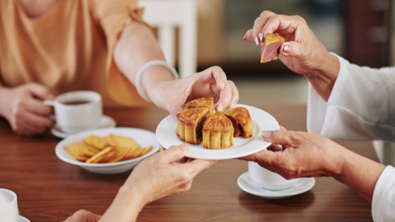Nên ăn bánh Trung thu vào buổi sáng hoặc buổi trưa Nên ăn bánh Trung thu vào buổi sáng hoặc buổi trưa