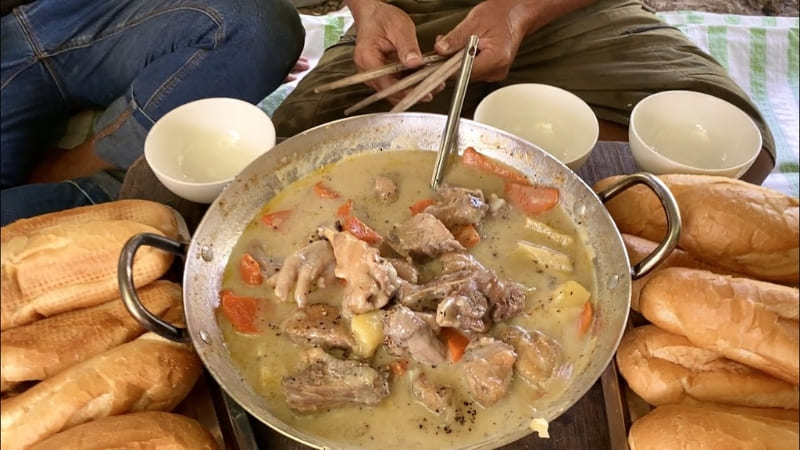 Gà hấp sữa tươi mềm ngọt, thơm béo, nước sốt sánh đậm vị tự nhiên