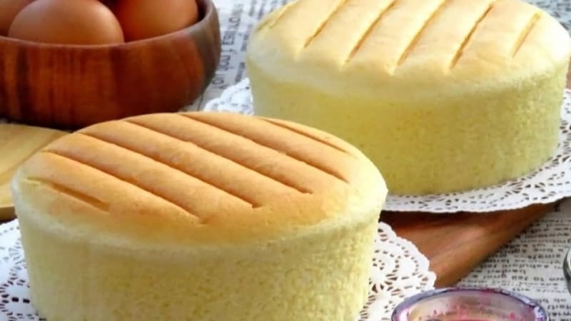 Bánh bông lan sữa tươi xốp mềm, thơm sữa nhẹ nhàng, dễ làm tại nhà