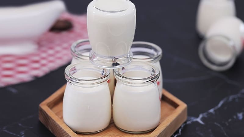 Sữa chua úp ngược mịn dẻo, chua nhẹ, không đổ khi úp ly