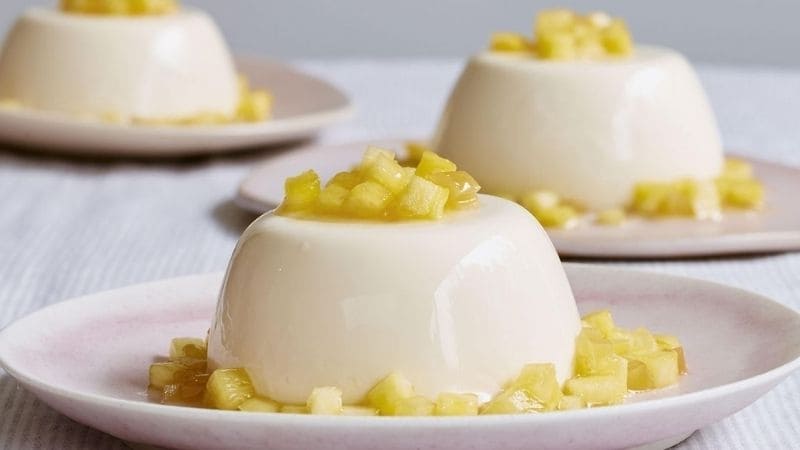 Panna Cotta chuẩn vị Ý mềm mượt, béo nhẹ, ăn kèm sốt chanh dây cực cuốn