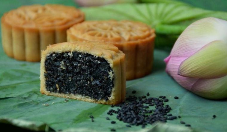 3 cách làm bánh Trung thu nhân mè đen đen óng, dẻo mịn, thơm bùi tại nhà