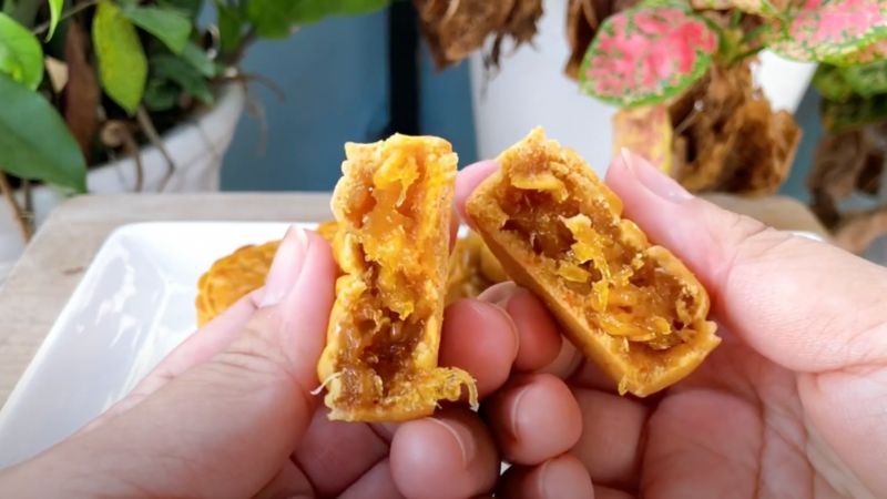 Thưởng thức bánh Trung thu nhân mứt dứa Thưởng thức bánh Trung thu nhân mứt dứa