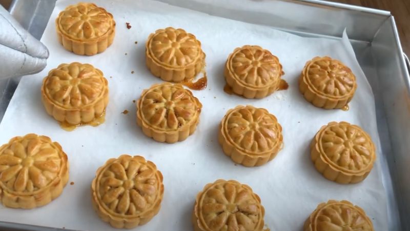 Nướng bánh Trung thu nhân mứt dứa Nướng bánh Trung thu nhân mứt dứa