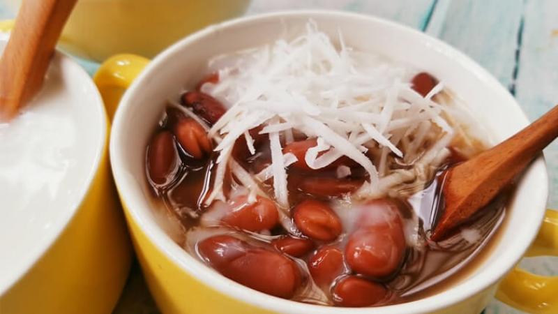 Kết hợp dừa nạo và nước cốt dừa sẽ tăng hương vị cho món chè
