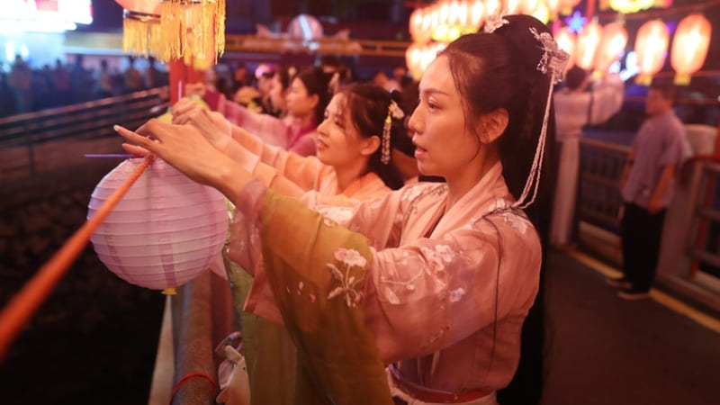 Người dân thưởng thức bánh Xảo Quả và bánh bao truyền thống.