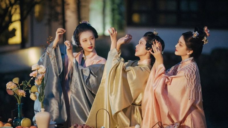 Ở Trung Quốc, tắm gội ngày Thất Tịch tượng trưng cầu mong sự khéo léo và duyên dáng Ở Trung Quốc, tắm gội ngày Thất Tịch tượng trưng cầu mong sự khéo léo và duyên dáng