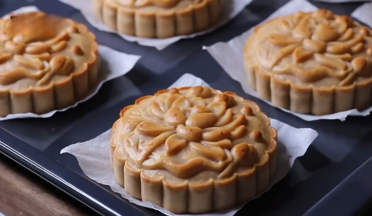 Hướng dẫn làm bánh Trung thu nhân mochi khoai môn hot lạ miệng, ăn cực 'dính'