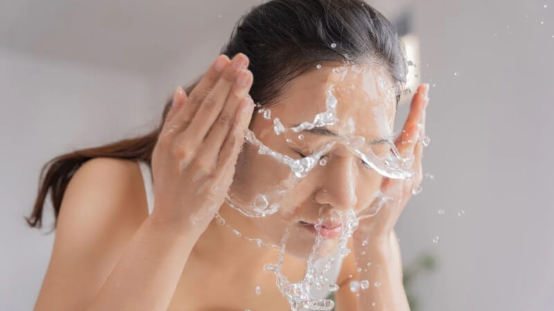 Ngay lập tức rửa sạch mặt bằng nước mát Ngay lập tức rửa sạch mặt bằng nước mát