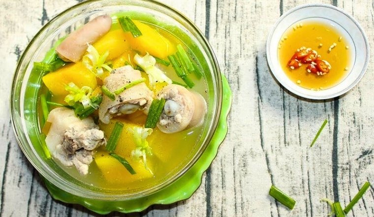 Vào bếp nấu canh bí đỏ đuôi heo bổ dưỡng, mềm béo mà không ngấy