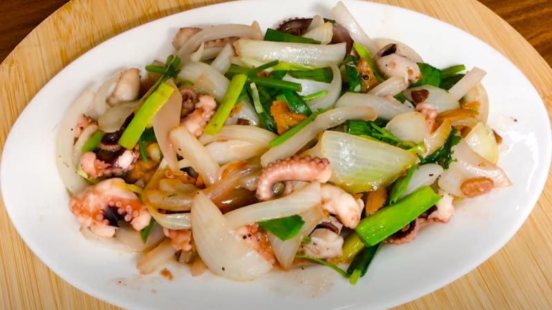 Thành phẩm món bạch tuộc xào hành tây Thành phẩm món bạch tuộc xào hành tây