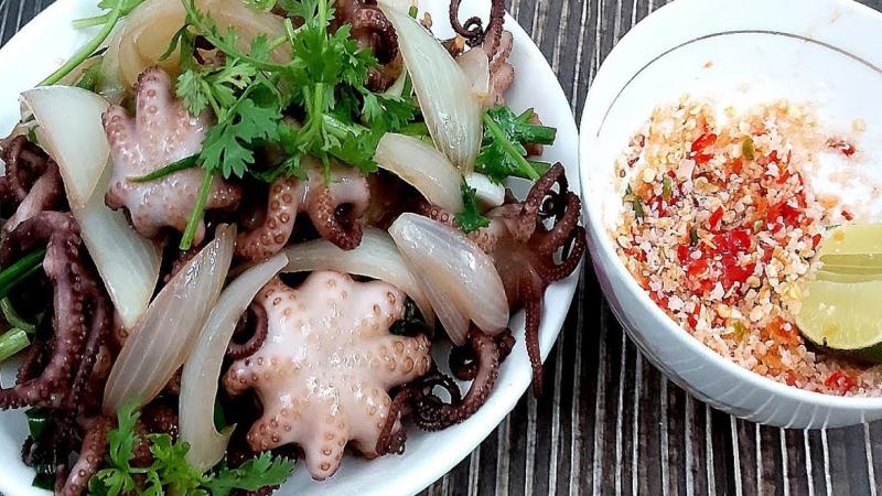 Trổ tài làm bạch tuộc xào hành tây giòn sần sật, thấm vị, không ra nước
