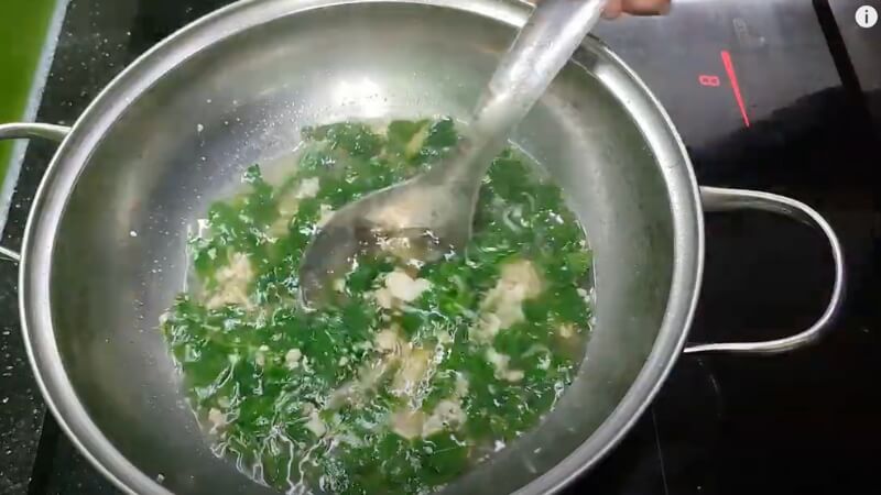 Cuối cùng là tắt bếp và cho thêm một ít hành lá cắt nhỏ lên trên Cuối cùng là tắt bếp và cho thêm một ít hành lá cắt nhỏ lên trên