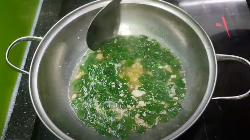 Canh chùm ngây thịt bằm khi còn nóng hổi sẽ mang đến vị ngọt thanh Canh chùm ngây thịt bằm khi còn nóng hổi sẽ mang đến vị ngọt thanh