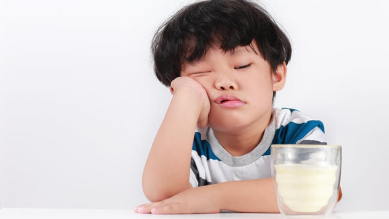 Trẻ em dưới 1 tuổi không nên uống sữa tươi không đường Trẻ em dưới 1 tuổi không nên uống sữa tươi không đường