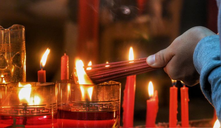 Cúng cô hồn thắp mấy cây nhang? Chọn số nén theo ý nghĩa và quy mô mâm cúng