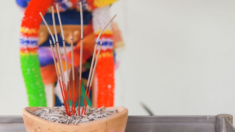 Cúng cô hồn nên cắm nhang ngoài sân hoặc trước cửa Cúng cô hồn nên cắm nhang ngoài sân hoặc trước cửa