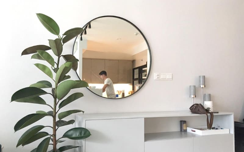 Gương được xem như nơi phản chiếu và dẫn truyền năng lượng. Gương được xem như nơi phản chiếu và dẫn truyền năng lượng.