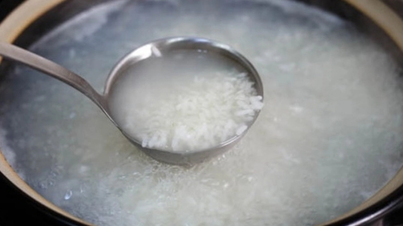 Dùng gạo tẻ nấu với nhiều nước Dùng gạo tẻ nấu với nhiều nước