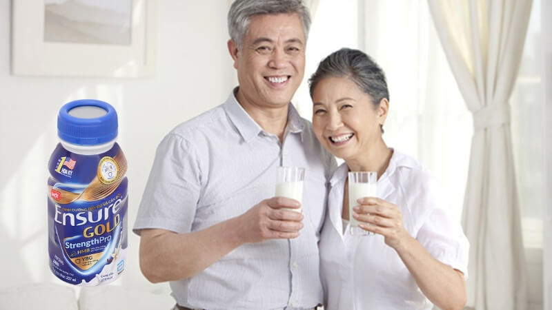 Sữa Ensure Gold pha sẵn đặc biệt phù hợp với người lớn tuổi cần bổ sung dinh dưỡng và hỗ trợ bảo vệ khối cơ. Sữa Ensure Gold pha sẵn đặc biệt phù hợp với người lớn tuổi cần bổ sung dinh dưỡng và hỗ trợ bảo vệ khối cơ.