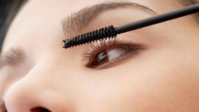 Chuốt lớp mascara mỏng màu nâu Chuốt lớp mascara mỏng màu nâu