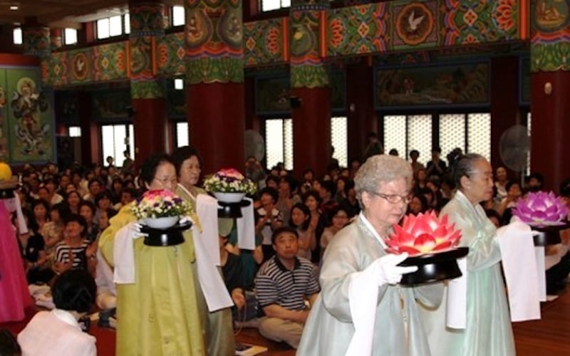 Người dân diễu hành, múa dân gian và cùng nhau chung vui trong tiệc cộng đồng Người dân diễu hành, múa dân gian và cùng nhau chung vui trong tiệc cộng đồng