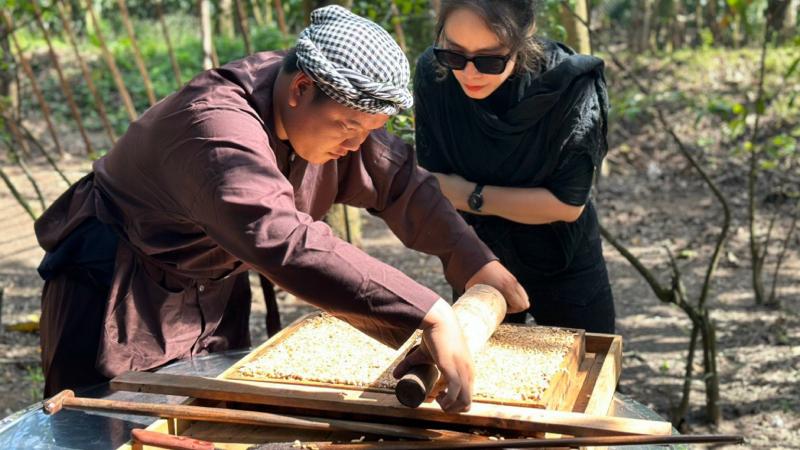 Tiếng nổ cốm gạo gắn liền với ký ức của bao thế hệ trẻ em Tiếng nổ cốm gạo gắn liền với ký ức của bao thế hệ trẻ em