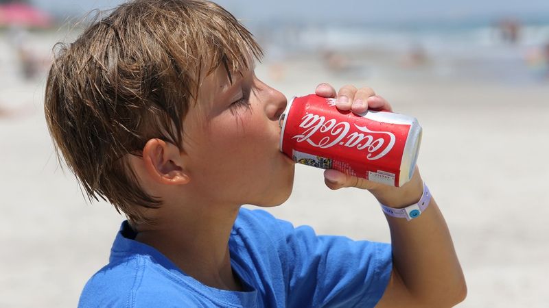 Trẻ em nên hạn chế uống Coca Cola Trẻ em nên hạn chế uống Coca Cola