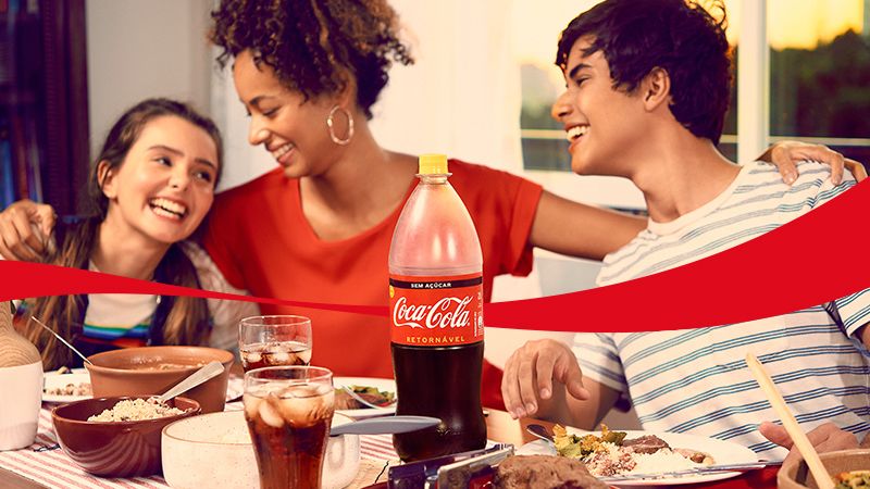 Uống nước Coca Cola giúp giải khát nhanh chóng nhờ vị ngọt mát và cảm giác sảng khoái Uống nước Coca Cola giúp giải khát nhanh chóng nhờ vị ngọt mát và cảm giác sảng khoái