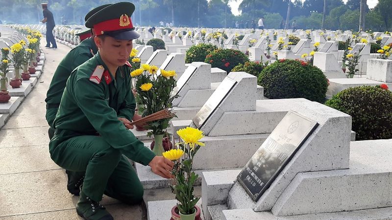 100k tri ân: Viếng đài tưởng niệm, nghĩa trang liệt sĩ 100k tri ân: Viếng đài tưởng niệm, nghĩa trang liệt sĩ