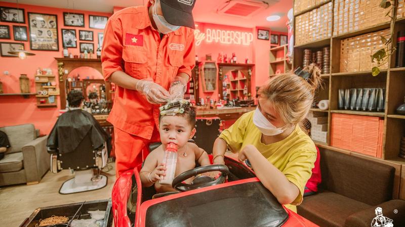 Làm thế nào để bé chịu ngồi yên khi cắt tóc Làm thế nào để bé chịu ngồi yên khi cắt tóc