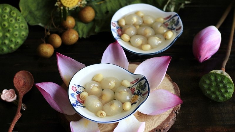 Món chè hạt sen long nhãn thanh mát phù hợp ăn trong tiết Bạch Lộ
