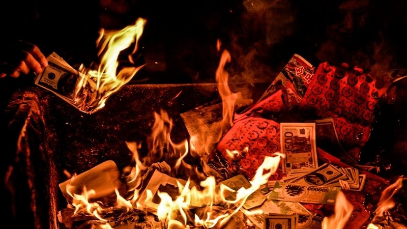 Đốt vàng mã bày tỏ lòng từ bi