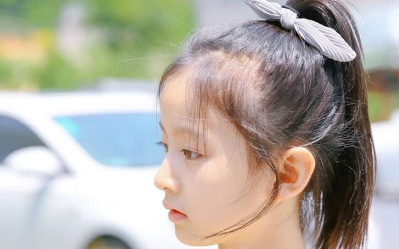 Tóc đuôi ngựa buộc cao cho bé