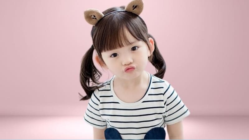 Tóc buộc hai chỏm cho bé