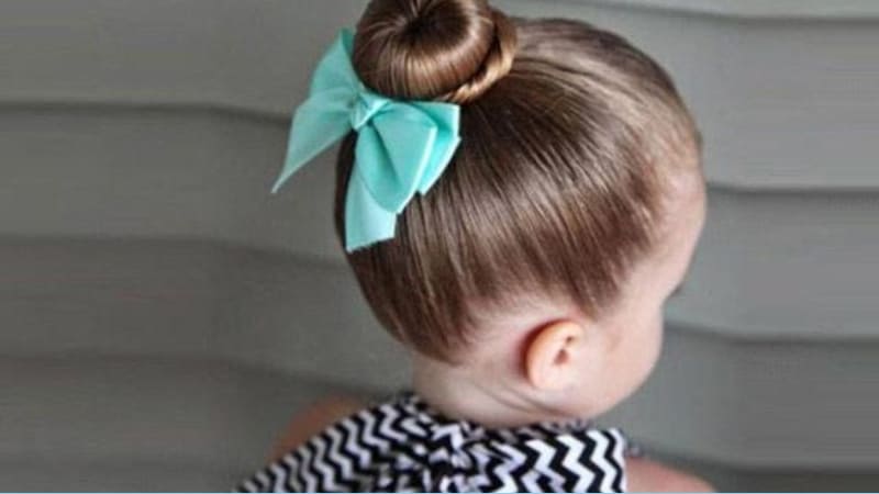 Tóc buộc củ tỏi trên đỉnh đầu