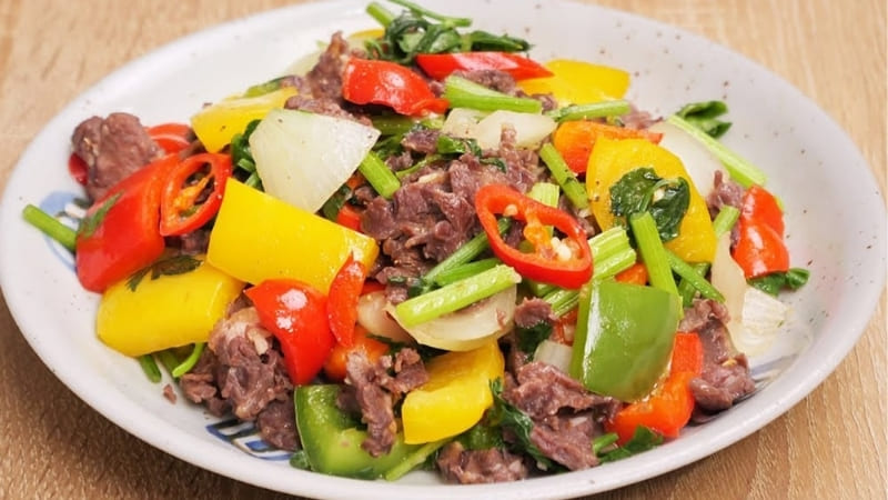 Chần sơ giúp thịt mềm hơn, tiết kiệm thời gian xào. Chần sơ giúp thịt mềm hơn, tiết kiệm thời gian xào.