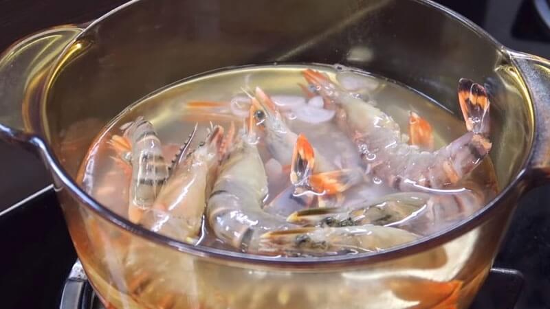 Bước 3 là canh đúng thời điểm và luộc tôm Bước 3 là canh đúng thời điểm và luộc tôm