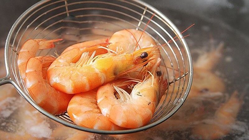 Bước 4 là sốc nhiệt để tôm giòn, săn chắc Bước 4 là sốc nhiệt để tôm giòn, săn chắc