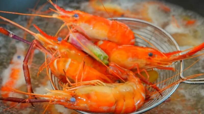Luộc tôm bằng nước nóng hay lạnh mới đúng Luộc tôm bằng nước nóng hay lạnh mới đúng