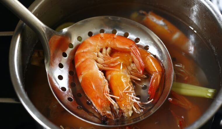 Luộc tôm bằng nước nóng hay lạnh để tôm ngon ngọt, không tanh?