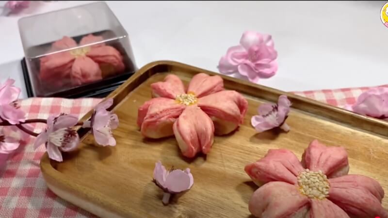 Cách làm bánh Trung thu hoa anh đào (sakura)