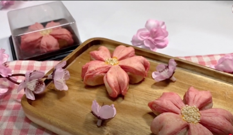 Cách làm bánh Trung thu hoa anh đào (sakura) đẹp tinh tế, nhân thơm béo