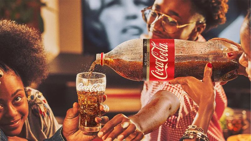 Thành phần chính của Coca-Cola là Carbonated Water Thành phần chính của Coca-Cola là Carbonated Water