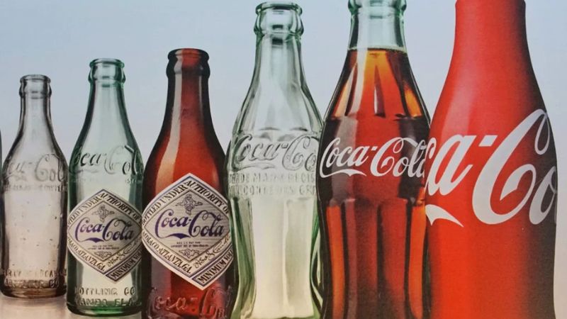 Coca-Cola được đóng trong chai thủy tinh có màu xanh lá nhạt Coca-Cola được đóng trong chai thủy tinh có màu xanh lá nhạt
